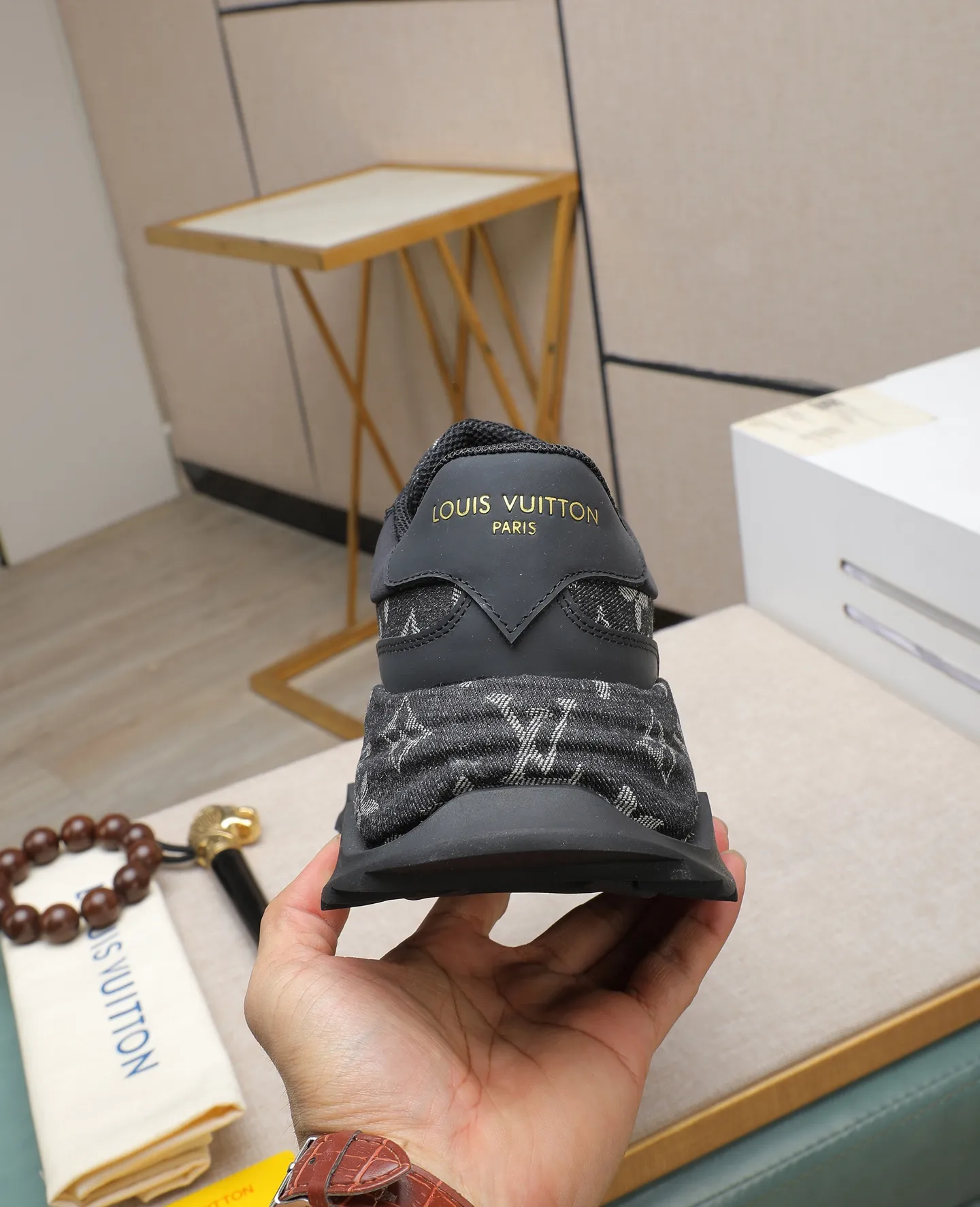 Men's shoes 💰600 LV are novel and fashionable, and the uppers are made of imported cowhide + LV special materials! Super trendy design! It’s eye-catching! The leather is soft, delicate, shiny and translucent, showing the ultimate in pure handcraftsmanship, and the mesh is soft, comfortable and breathable! Size: 39-44 (38 45 customized)